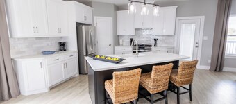 Escape to Seabrook Shores, a cozy 3BR/2BA bayfront retreat with stunning sunset views, a spacious deck, full kitchen, and relaxing living space. Enjoy kayaking, fishing, and nearby Kemah Boardwalk.