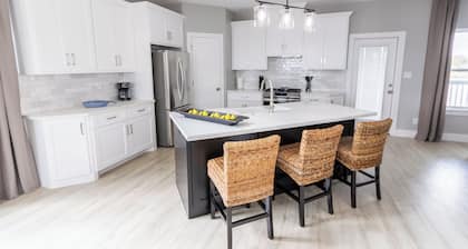 Escape to Seabrook Shores, a cozy 3BR/2BA bayfront retreat with stunning sunset views, a spacious deck, full kitchen, and relaxing living space. Enjoy kayaking, fishing, and nearby Kemah Boardwalk.
