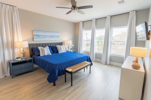 Escape to Seabrook Shores, a cozy 3BR/2BA bayfront retreat with stunning sunset views, a spacious deck, full kitchen, and relaxing living space. Enjoy kayaking, fishing, and nearby Kemah Boardwalk.