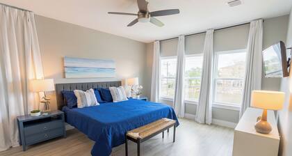 Escape to Seabrook Shores, a cozy 3BR/2BA bayfront retreat with stunning sunset views, a spacious deck, full kitchen, and relaxing living space. Enjoy kayaking, fishing, and nearby Kemah Boardwalk.