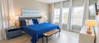 Escape to Seabrook Shores, a cozy 3BR/2BA bayfront retreat with stunning sunset views, a spacious deck, full kitchen, and relaxing living space. Enjoy kayaking, fishing, and nearby Kemah Boardwalk.