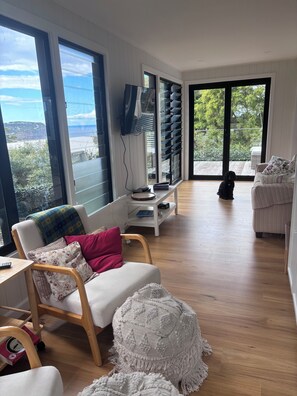 Living area - Cozy beach cottage with elevated north facing beach views (MacMasters Beach)