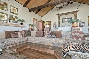 Interior - Unique Raised Bungalow Rental with Amazing Texas Hill Country Views in Bergheim, Texas (Boerne)