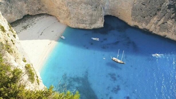 A coastal bay with boats, a sandy beach, and rocky cliffs. - Cottage with Aeolian Islands views near Cefalù (Cefalù)