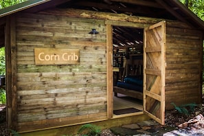 Uma cabana de madeira rústica com uma placa que diz 'Corn Crib'.