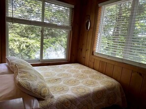 Escritorio, wifi y ropa de cama 