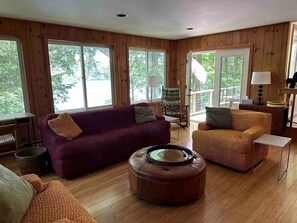TV - Fantastic Cottage with Stunning Views and Lake Access in Holderness, New Hampshire (Holderness)