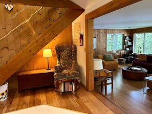 TV - Fantastic Cottage with Stunning Views and Lake Access in Holderness, New Hampshire (Holderness)
