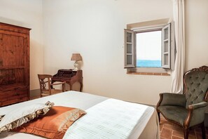 Free WiFi - Apartment in farmhouse overlooking Tuscany (Reggello)