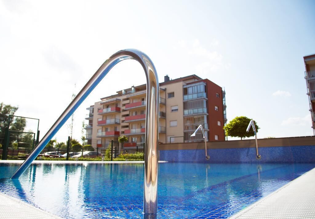 Indoor pool, seasonal outdoor pool, pool loungers