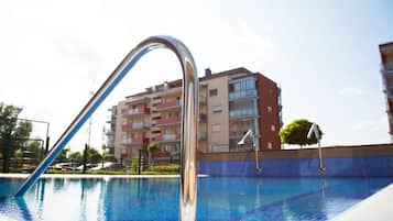 Indoor pool, seasonal outdoor pool, pool loungers