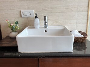 Villa, balcón | Baño | Artículos de higiene personal gratuitos, secador de pelo y toallas