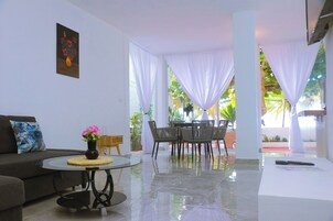 Apartamento de lujo, vistas al mar | Zona de estar | Una televisión