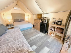 1 bedroom, WiFi, bed sheets - Adventurous Glamping Retreat in a Safari Tent by the San Marcos River near Kingsbury, Texas - Perfect for Water Sports Fans (Kingsbury)