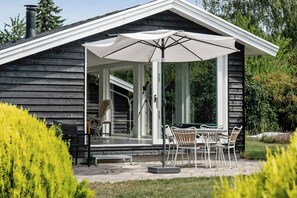 Outdoor dining - Beautiful tranquil home by fjord near Copenhagen (Holbæk)