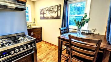 Coffee/tea maker, fridge, microwave, oven