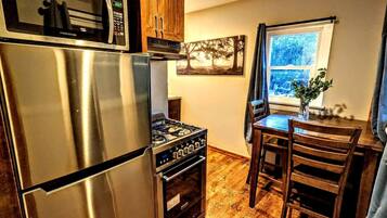 Coffee/tea maker, fridge, microwave, oven