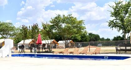Memorable Family Getaway: Safari Tent Glamping in Cibolo, TX