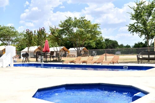 Memorable Family Getaway: Safari Tent Glamping in Cibolo, TX