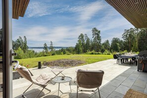 Outdoor dining - Spacious cabin on car-free island with view (Snarøya)