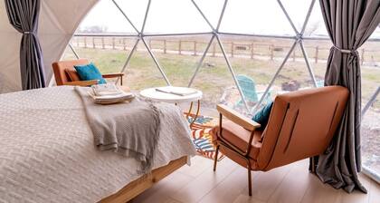 Enchanting Glamping Dome with Fire Pit & Stargazing near Wolfe City, Texas