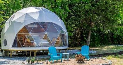 Enchanting Glamping Dome with Fire Pit & Stargazing near Wolfe City, Texas