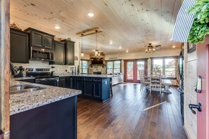 Fridge, microwave, oven, stovetop - Outstanding Cabin with Game Room, Jacuzzi and Cinema Room in Tennessee (Sevierville)