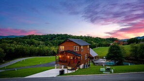 Exterior - Outstanding Cabin with Game Room, Jacuzzi and Cinema Room in Tennessee (Sevierville)