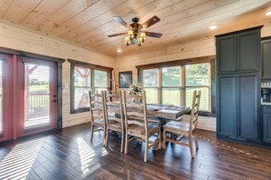 Dining - Outstanding Cabin with Game Room, Jacuzzi and Cinema Room in Tennessee (Sevierville)