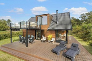 Outdoor dining - 70s holiday home with views of Mols Bjerge (Ebeltoft)