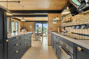Mikrovågsugn, ugn, diskmaskin och kaffe- och tebryggare