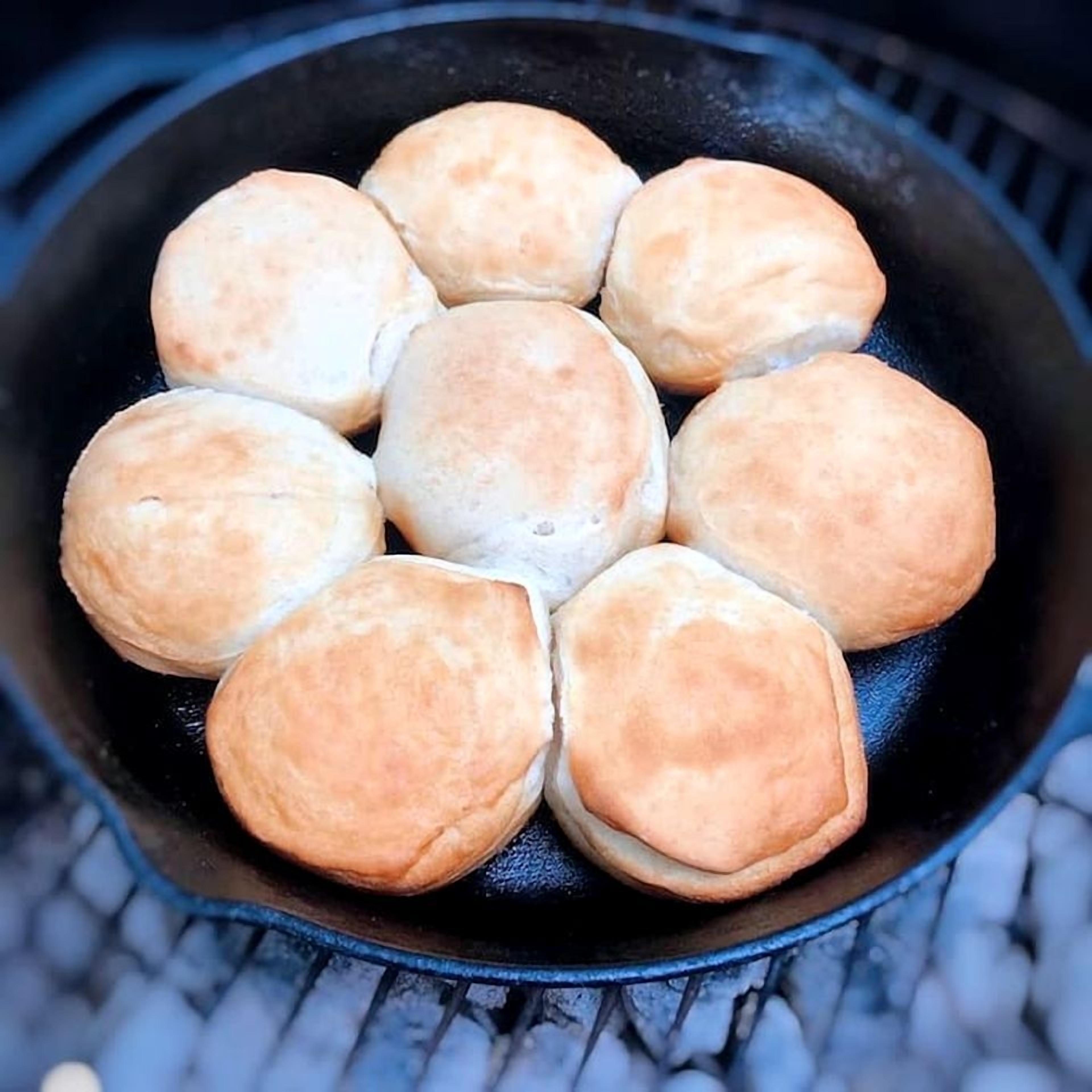 Una sartén con seis bizcochos dorados.