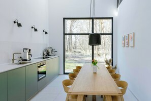 Ofen, Geschirrspüler, Wasserkocher mit Kaffee-/Teezubehör