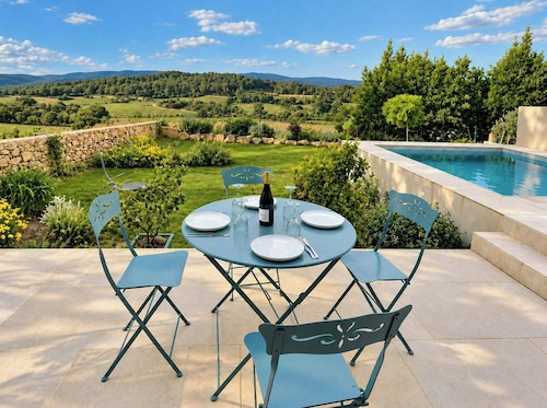 Winemaker’s Cottage with vineyard & mountain views