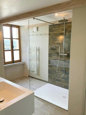 Shower - Winemaker’s Cottage with vineyard & mountain views (La Caunette)
