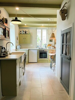 Oven, dishwasher, coffee/tea maker - Winemaker’s Cottage with vineyard & mountain views (La Caunette)