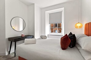 Tabla de planchar con plancha, wifi y ropa de cama 
