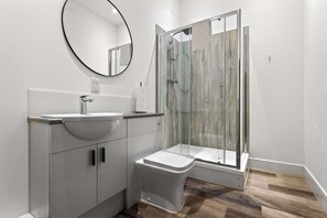 Shower, hair dryer - City Escape Just a Stone's Throw to Buchanan St (Glasgow City)