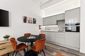 Dining - Bright and Spacious Flat in the Heart of the City (Glasgow City)