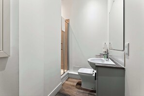 Shower, hair dryer - Bright and Spacious Flat in the Heart of the City (Glasgow City)