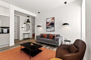 TV, offices - Bright and Spacious Flat in the Heart of the City (Glasgow City)