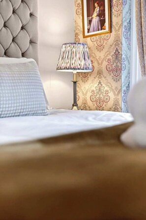 Desk, iron/ironing board, WiFi, bed sheets - Gorgeous apartment in a Baronial mansion with peaceful, private garden. (Renfrewshire)