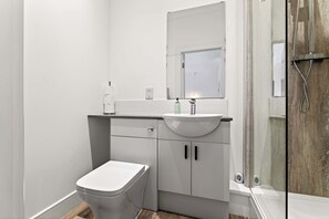 Een douche, een haardroger, handdoeken, shampoo