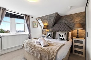 Iron/ironing board, WiFi, bed sheets - Acer View, Balgonie House (Renfrewshire)