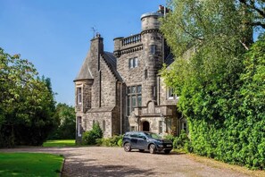 Exterior - Charming family getaway in a Baronial Mansion with private garden (Renfrewshire)