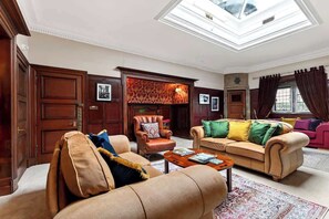 TV, offices - Charming family getaway in a Baronial Mansion with private garden (Renfrewshire)