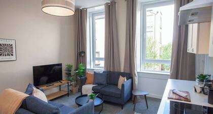 Stylish Southside 3 Bedroom Flat with Free Parking