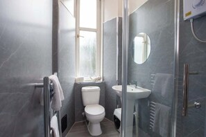 Shower - Stylish Southside 3 Bedroom Flat with Free Parking (Glasgow)