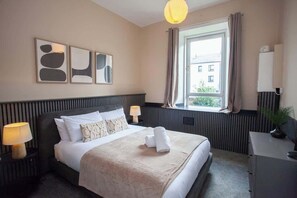 Iron/ironing board, WiFi, bed sheets - Stylish Southside 3 Bedroom Flat with Free Parking (Glasgow)