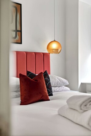 Tabla de planchar con plancha, wifi y ropa de cama 